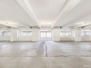 Unik mulighed for stort lager med dobbeltgarager centralt på Nørrebro