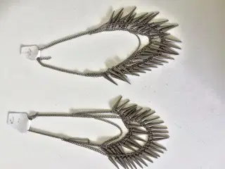 2 nye halskæder sælges
