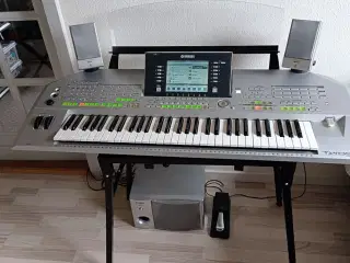 Yamaha Tyros 2 keyboard