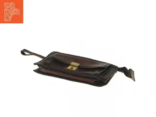 Brun læderpung med rem (str. 25x15 cm)