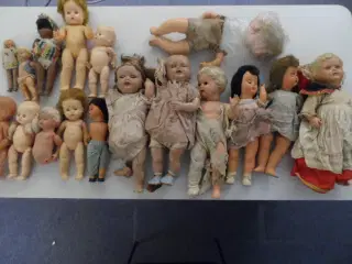 Gamle dukker med tøj og udstyr