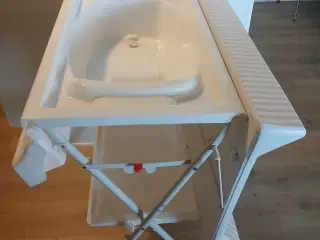 Stabilt puslebord med badekar 