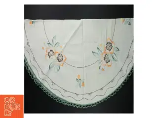 Broderet dug med blomstermotiv (str. Ø. 77 cm)