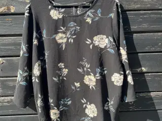 Sort bluse med blomstret motiv