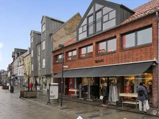 Butiks ejendom på byens bedste beliggenhed