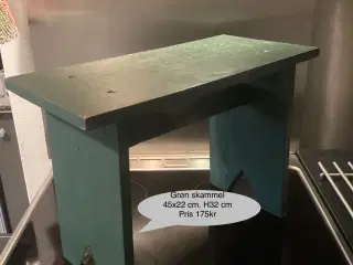 Retro grøn skammel af træ