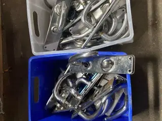2 kasser med dørhåndgreb