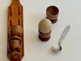 Æggebægre på holder, træ