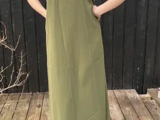 Let sommerkjole i olivengrøn