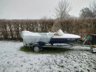 Lille fin motorbåd sælges.