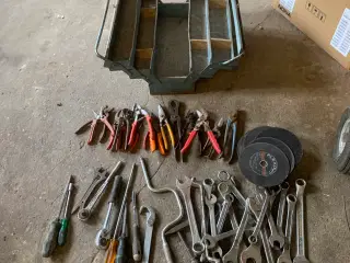 Værktøjskasse med værktøj.