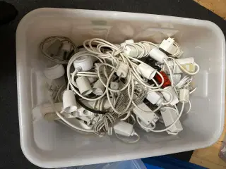 Stor kasse med blandet forlængerledninger