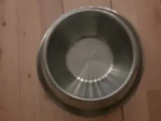 Metal hundeskål, brugt men fin.