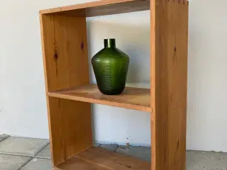 Fyrretræsreol fra 1970’erne med 2 rum og fingertap