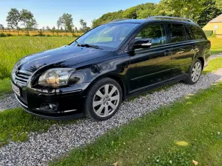 Toyota Avensis 2,0 D-4D Executive stc. 5d