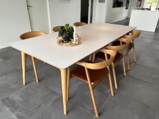 Spisebord fra Snedkergården