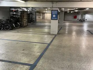 P-pladser i kælderen under Spinderiet i det centrale Valby