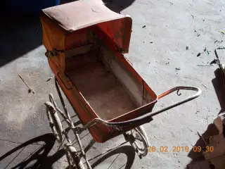 gammel dukkevogn