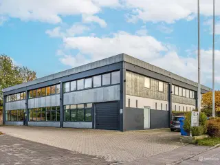 Flot og indbydende showroom. lager og kontor på 700 m²