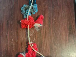 juleophæng med to hængende nisser i strik