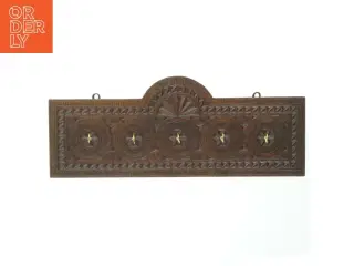 Antik udskåret nøglebræt i massivt træ med messing detaljer (str. 47x14,5 cm)