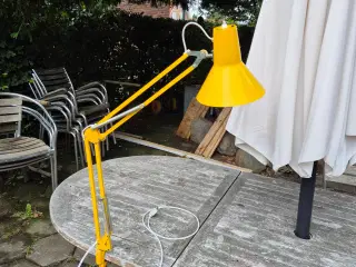 Varm gul arkitektlampe i dansk design 