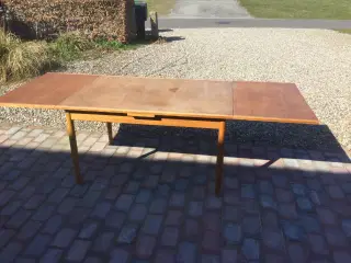 Egetræs spisebord