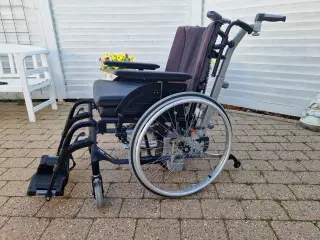 Invacare kørestol let brugt.