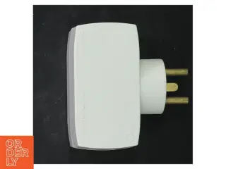Dobbelt stikkontakt adapter fra Iworks (str. 8 cm)