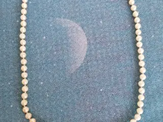 Smuk Perlekæde med Guldlås