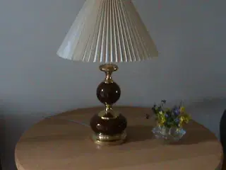 Stilfuld metal bord lampe