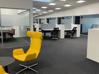 Kontorplads i moderne kontorfællesskab