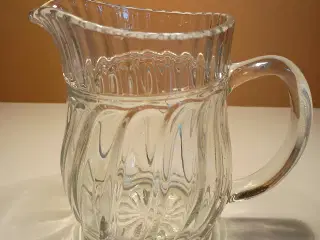 Gammel glaskande i presset glas