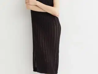 Lækker sort kjole i hulmønster fra H&M