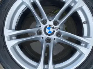 BMW M fælge med gode sommerdæk. 