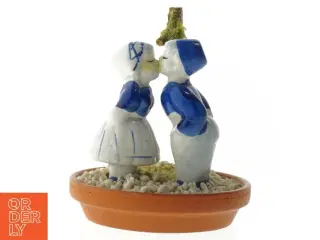 Dekorativ porcelænsfigur af kyssende børn (str. 14 cm)