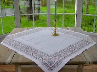 Broderet dug, Korsstingsbroderi, Håndbroderet dug