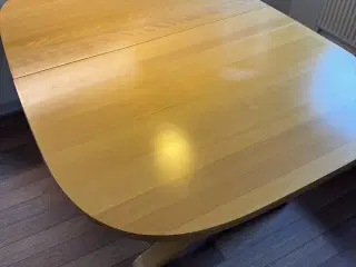 Spisebord i massiv, lakeret bøg m. 2 tillægsplader