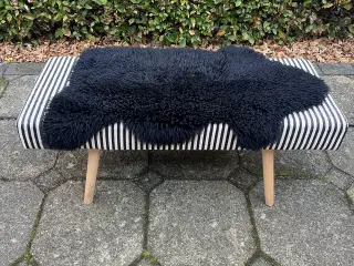 Bænk med lammeskind