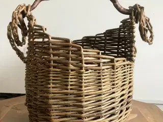 Smuk pileflet kurv med træhank og ‘krøller’.