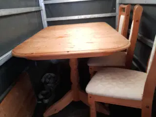 Spisebord med 6 stole.