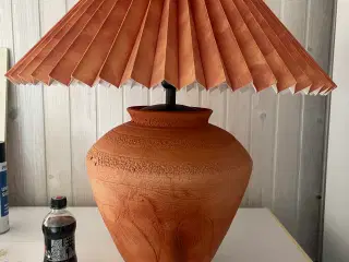 Lampe i keramik med skærm