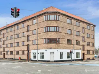 166 m² attraktivt hjørnelejemål med fremtrædende placering.