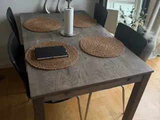 Fint træspisebord