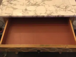 Kommode i træ med udskæringer