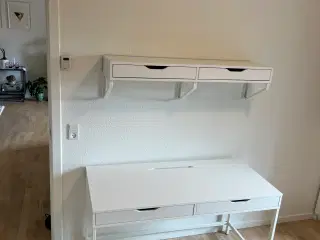 Skrivebord/sybord og Hylde