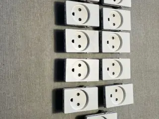 11 stk Fuga stikkontakter m/ jord i Hvid 