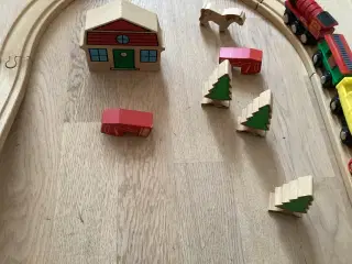 BRIO togbane med lokomotiver, vogne & træfigurer