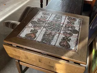 Kakkelbord med to klapper og lampebord med klapper