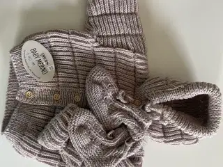 Strikket babytrøje med sokker til